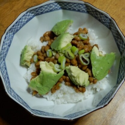 スタミナ丼、万歳！アボカドは千切ったｗレモンは忘れなかった❤・・❤醤油も合っててイイね！ネギは、中の細青い部分で♪雑穀は消化悪いので今回は白米♪美味しかったヨ！